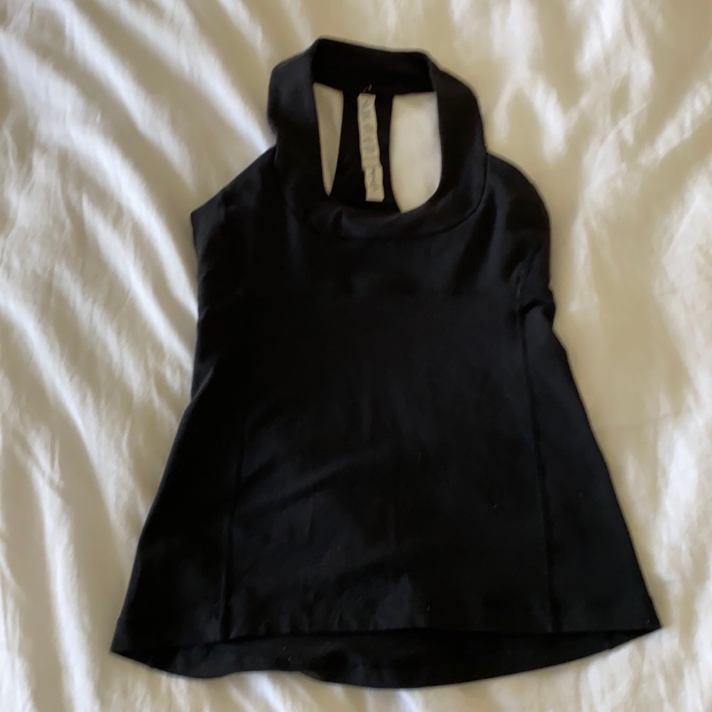 lululemon black top w/ built-in bra 🧘